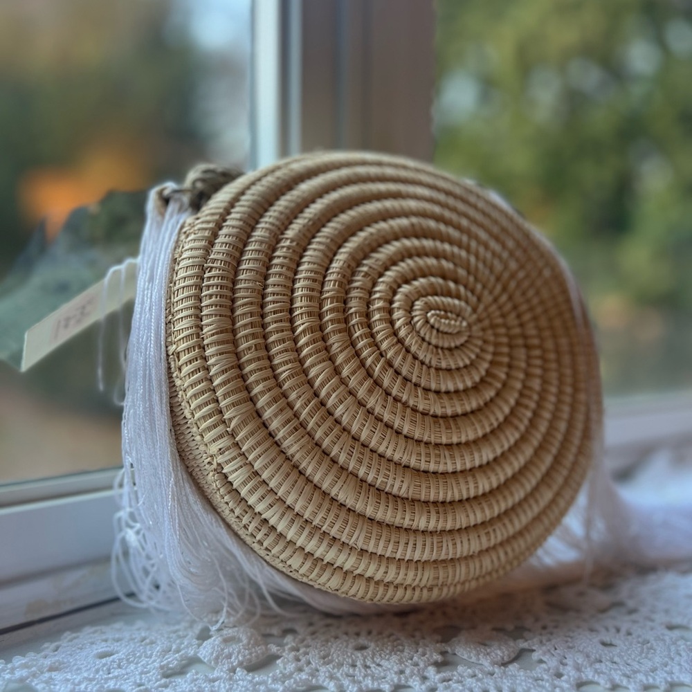 Handwoven Toquilla Straw Round Bag by Yurelly Mero - Blue Bird Design - Picture 10 of 12